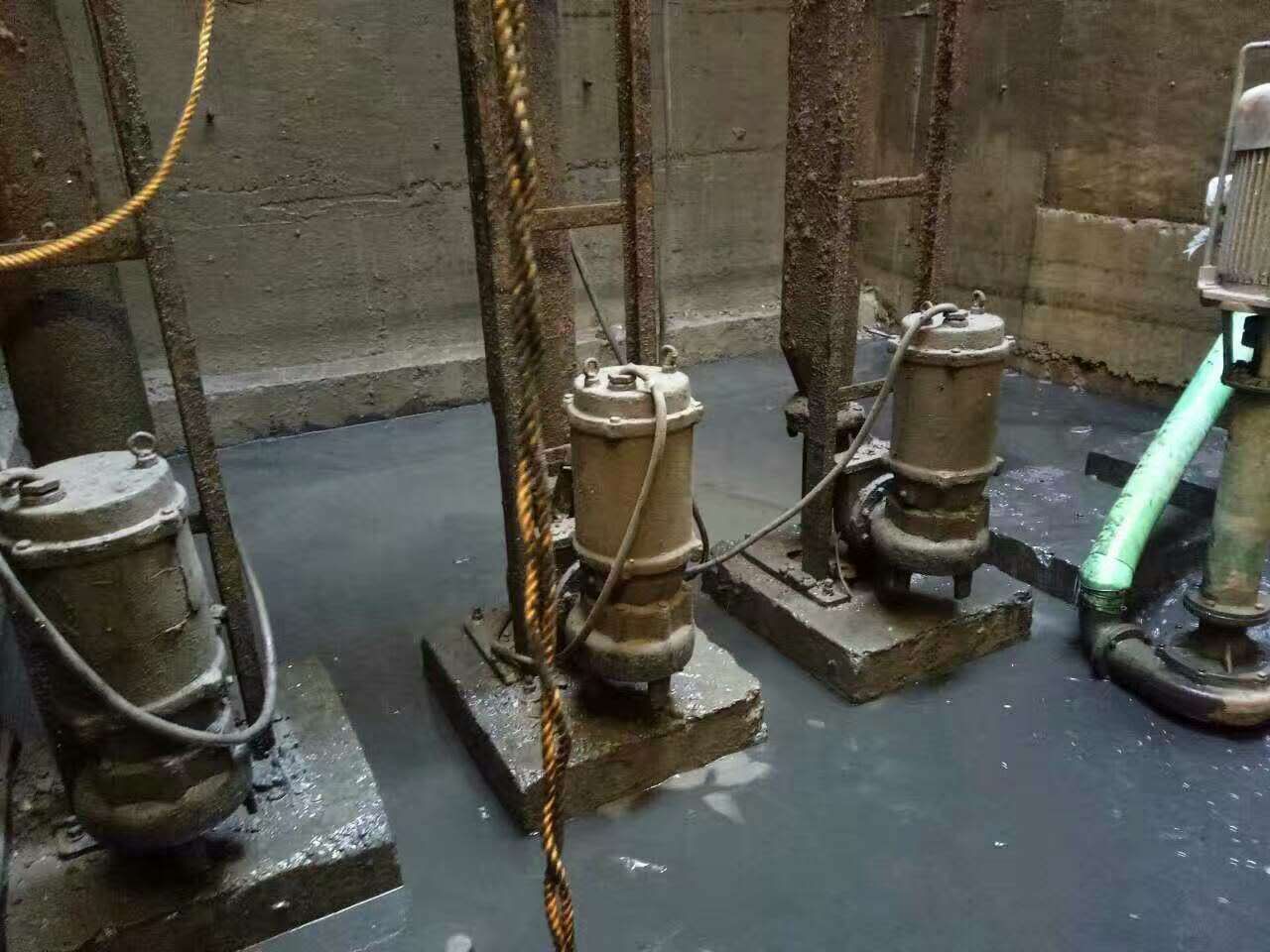 通山污水池清理