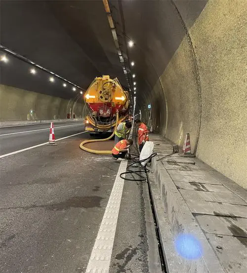 通山隧道排水渠清淤